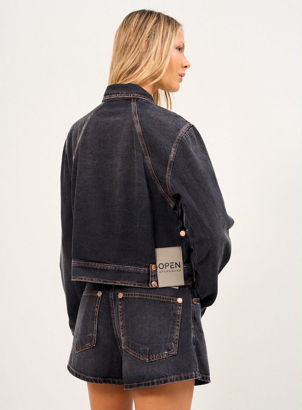 Jaqueta Jeans Curta com Abotoamento Frontal - Open