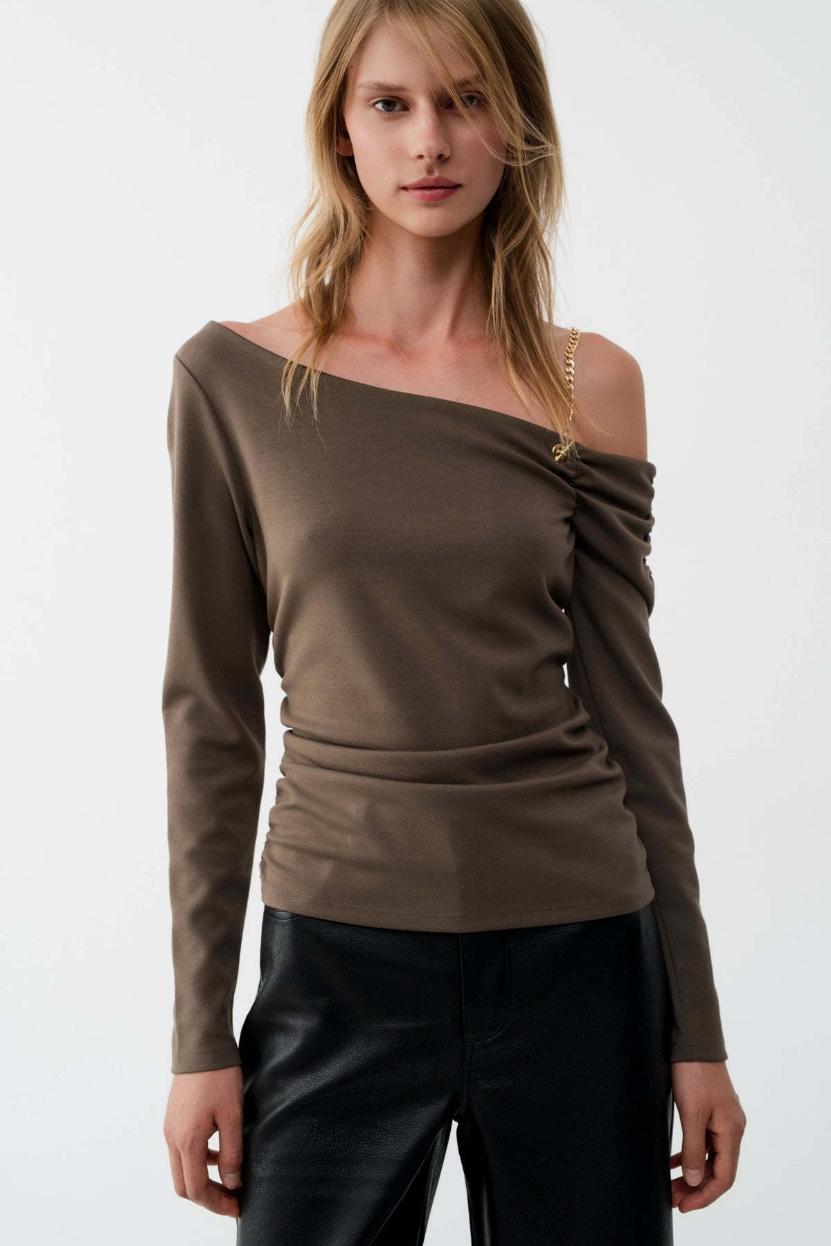 Camisola de um ombro só com corrente preta - BSB