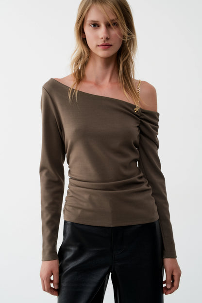 Camisola de um ombro só com corrente preta - BSB