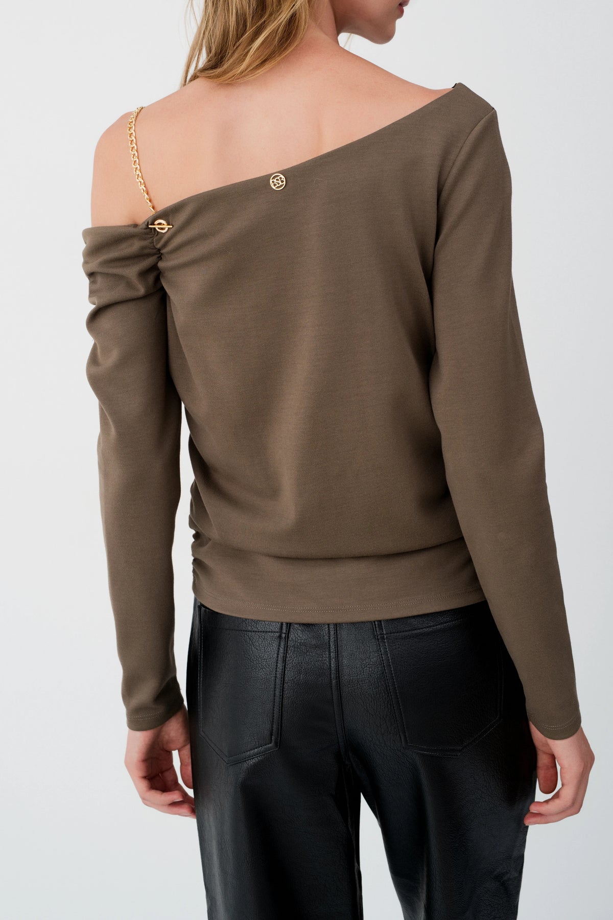 Camisola de um ombro só com corrente preta - BSB