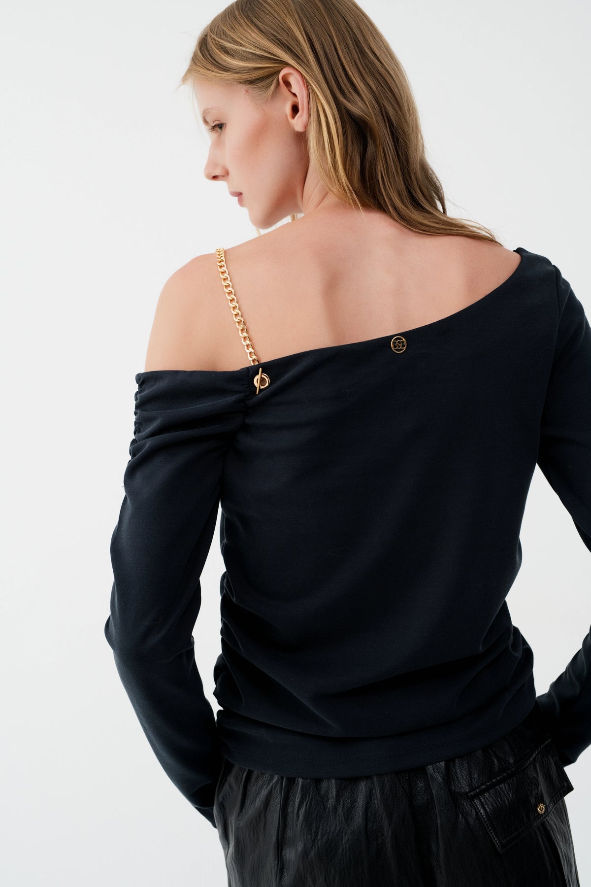Camisola de um ombro só com corrente preta - BSB