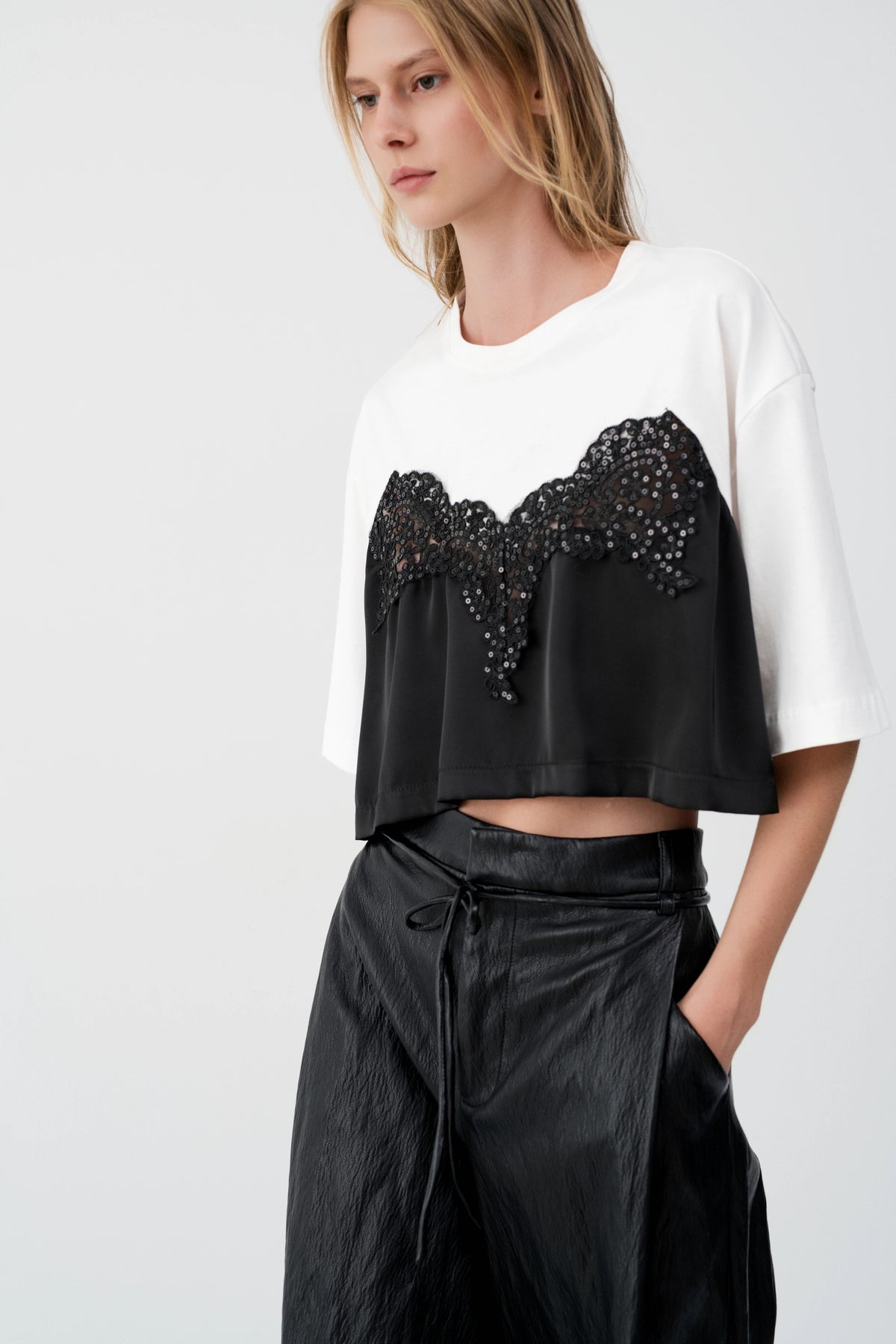 Blusa curta de manga curta com tecidos mistos em preto - BSB