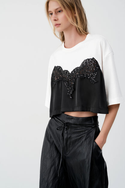 Blusa curta de manga curta com tecidos mistos em preto - BSB