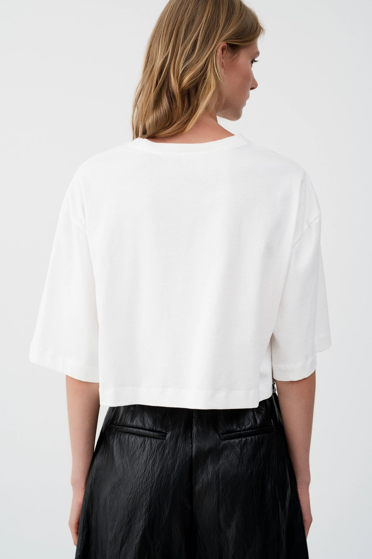 Blusa curta de manga curta com tecidos mistos em preto - BSB