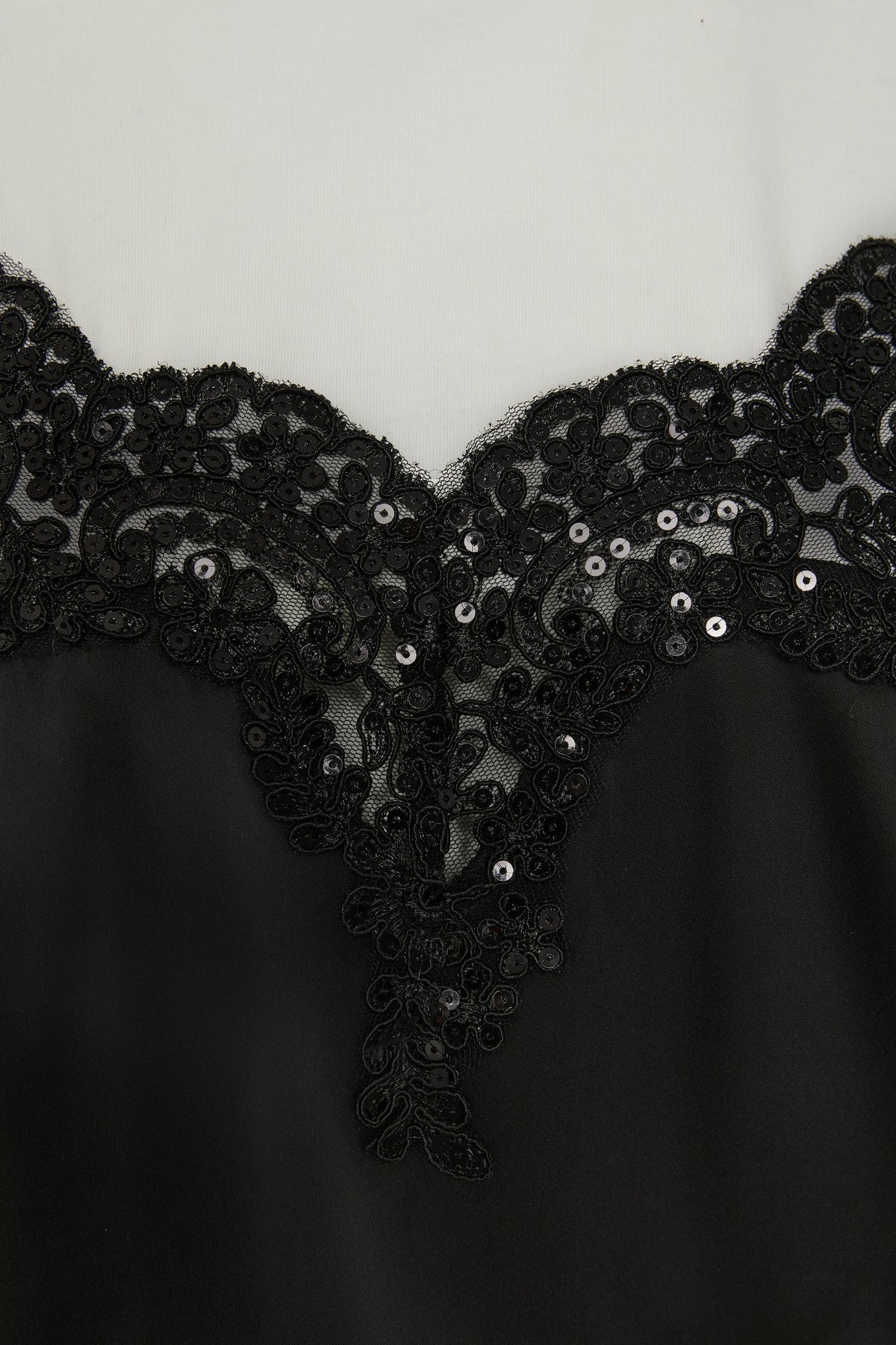 Blusa curta de manga curta com tecidos mistos em preto - BSB