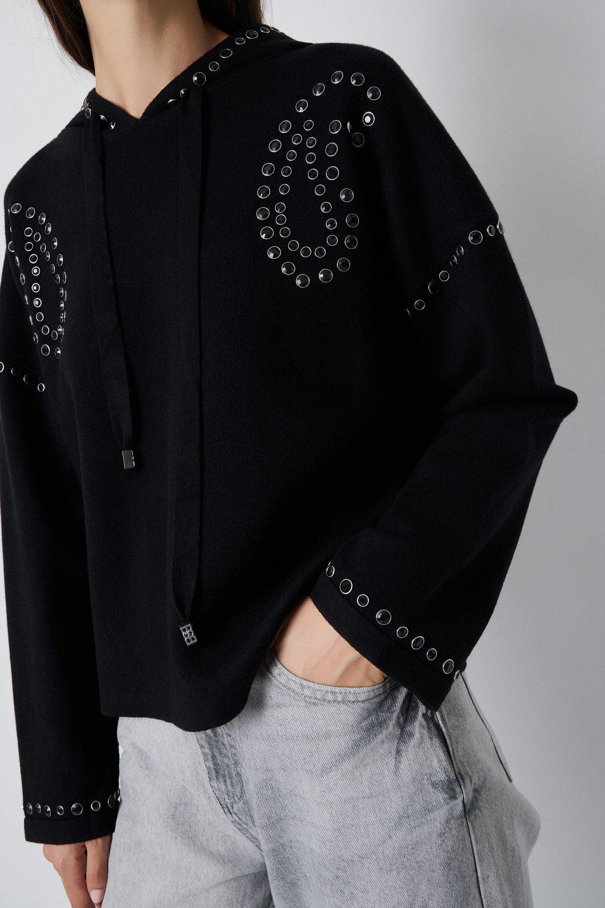 Sweat com capuz e adornos de strass em preto - BSB