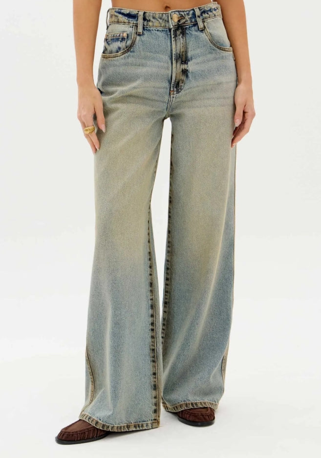 Calça Jeans Wide Leg Com Cintura Média - Lança Perfume